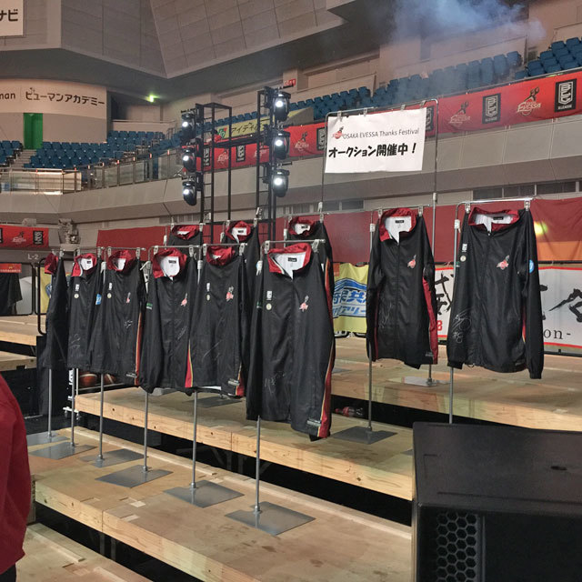 5月03日(水・祝)vs滋賀戦の試合終了後に開催する「OSAKA EVESSA Thanks Festival」にてオークションを開催いたします。 5月03日(水・祝)試合終了後に開催する「OSAKA EVESSA Thanks Festival」詳細が決定いたしました。当日はなんと、シャンプーハットのお二人が応援ゲストとして登場!選手、bt、まいどくんと一緒に楽しみましょう♪