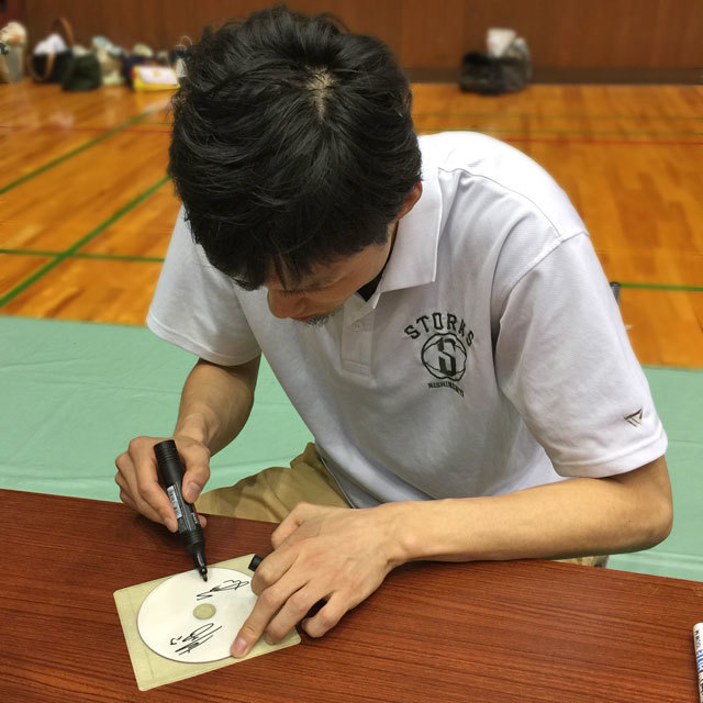 西宮ストークス 参加選手:#0谷口淳、#2丸山公平、#3松崎賢人、#9谷直樹、#10坂井レオ、#13道原紀晃、#19梁川禎浩、#24石橋晴行、#26松本健児リオン、#27石塚裕也、#47土屋アリスター時生 西宮市民交流イベント開催中です🏀
1on1、フリースロー、サイン会、どのステーションも笑顔が溢れています😊 @NSNMY_STORKS