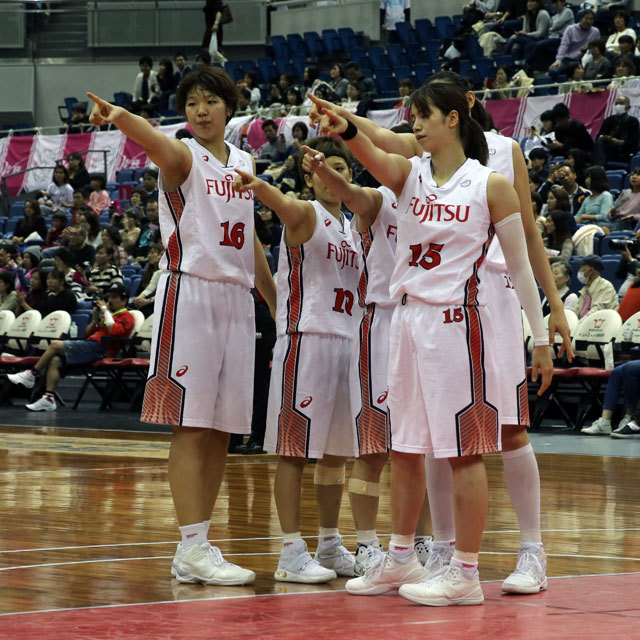 富士通レッドウェーブ 背番号10 町田瑠唯 ルイ WJBL FUJITSU Red Wave #10 Rui Machida photo by izy Rodriguez (Team Zion)