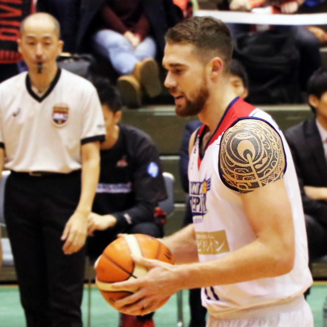 2017.11.25 大阪エヴェッサ vs ライジングゼファー福岡 #11 エリック・ジェイコブセン Eric Jacobsen 第93回天皇杯 全日本バスケットボール選手権大会 男子5回戦 大阪会場 堺市金岡公園体育館
